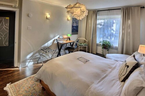 Private room, steps from metro with a large private bathroom
