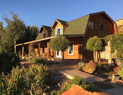 The "Croas" Nest on The River w/ Geothermal Hot Tub near Hagerman Idaho