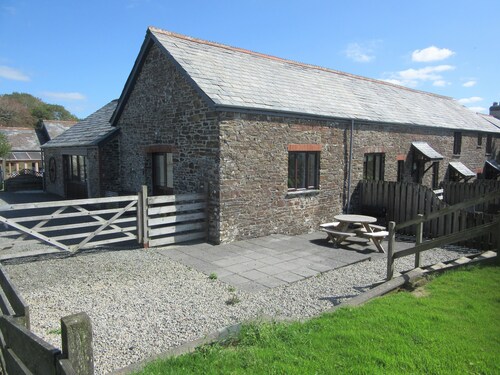 Stables, quality 3 bed character cottage, views across golf course to the sea