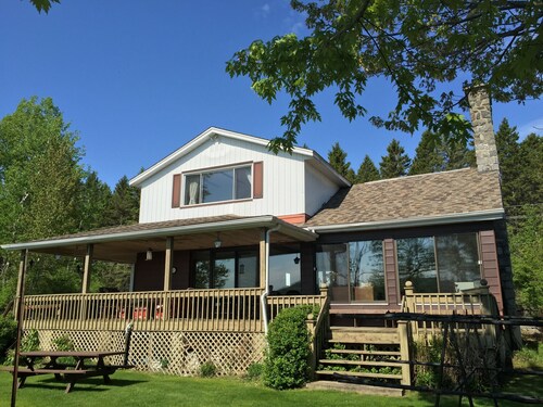 The cottage is bordering Lac Ouimet. 5 minutes from Mont-Tremblant Village