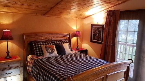 LOG CABIN on the beautiful Chena River! Sleeps 4* AURORA viewing