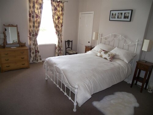 5 The Village - a cottage that sleeps 4 guests in 2 bedrooms