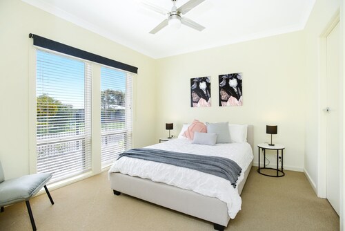Aldinga Beach Experience - Large Modern Family Home Walking Distance to the Beach and Free WIFI