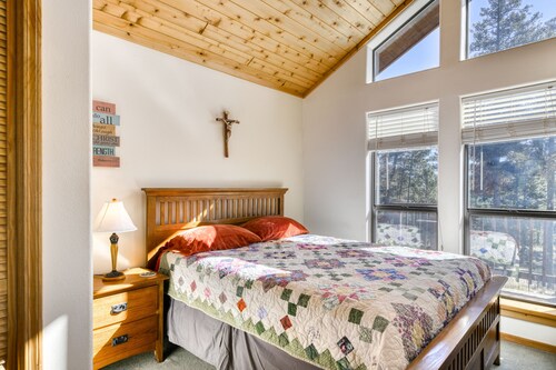 Beautiful townhome w/ deck & gas fireplace - close to country club & skiing!