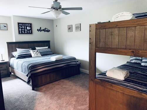 Lake Daze: Brand New Lakefront,9br/12ba, Private Dock,Hot Tub,Sleeps 32