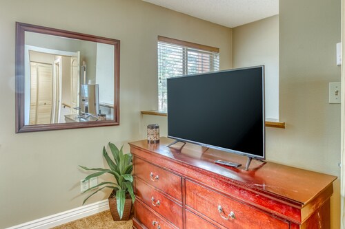 Cozy Condo w/Free WiFi, Private Gas Grill, Patio, Washer/Dryer - Walk to Town!