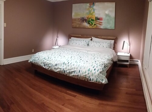 California Chic in Stoney Creek, lakefront, pool