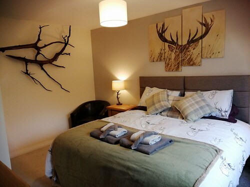 Spacious Highland Getaway - Real fire - ALL rooms en-suite.