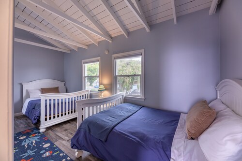 2021 10% OFF - Beachfront House - New Remodel - Views, Spa + Deck - Sleeps 10-12