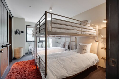 Posh, Pet-Friendly Chalet with Fireplace, WiFi