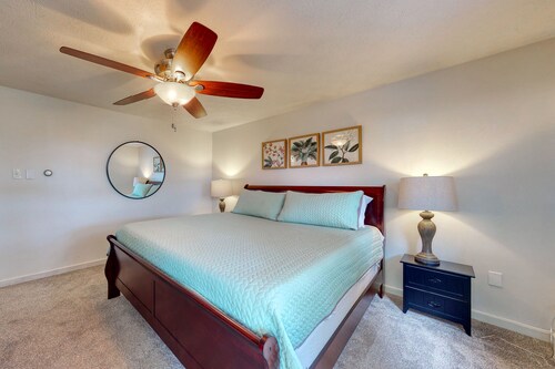 Spacious duplex w/ furnished deck & patio! Great for families & close to beach!