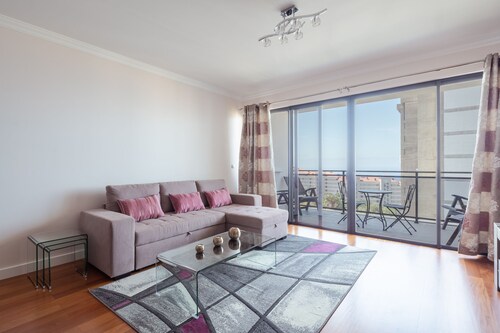 25 - Elegant apartment with Seaviews