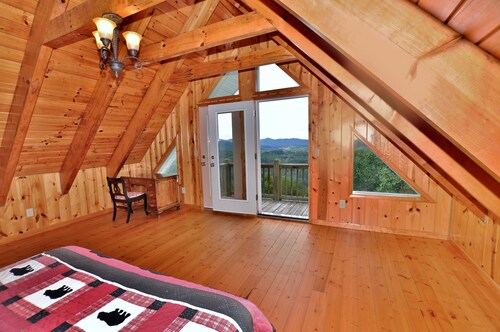 ROMANTIC COUPLE OR FAMILY RETREAT! MOUNTAIN VIEWS! SPACIOUS! HUGE MASTER SUITE!