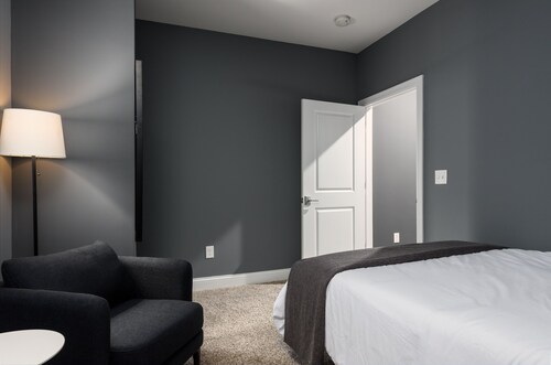 Mins to Downtown, Ballpark, Arch | Free Parking + W&D | Zencity at Bordeaux