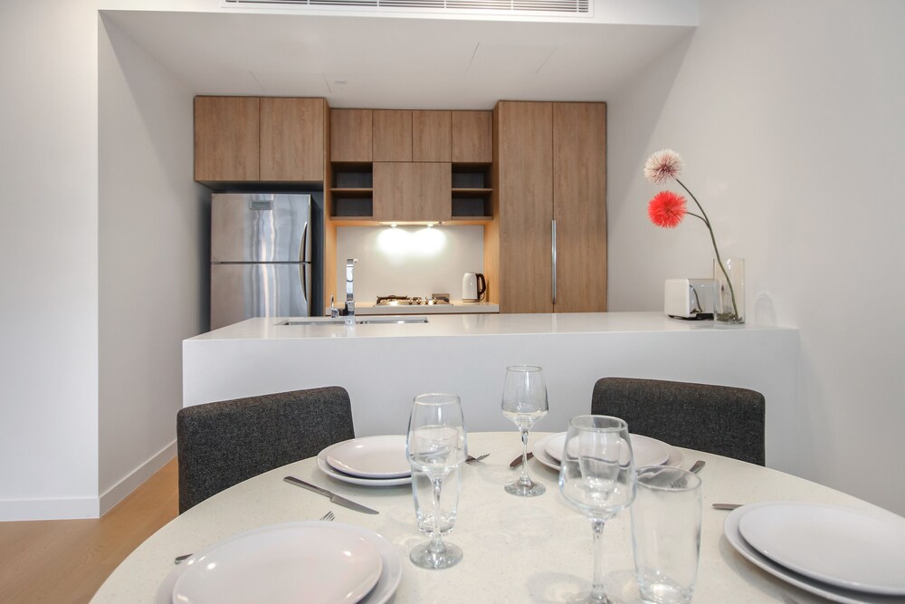 2 Bedroom Apt w/ Balcony 1 Bathroom - Private Kitchen