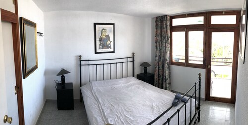 2 Bedroom Apartment 2 Min from Beach