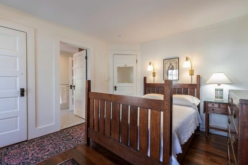This house is a 2 bedroom(s), 2.5 bathrooms, located in Manchester, VT.
