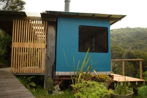 Woody Mamaku Retreat . Eco stay close to sea and nature.