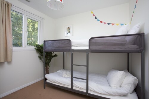 Sleek 2BD House with Garden Heart of Guildford