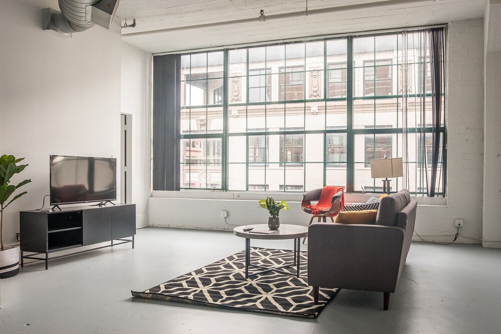 Classic Apartment, 1 Bedroom, Bathtub - Living Room