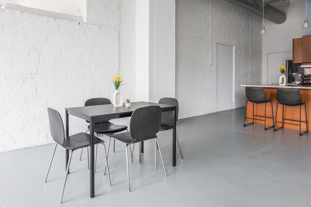 Classic Apartment, 2 Bedrooms, Non Smoking, City View - In-Room Dining