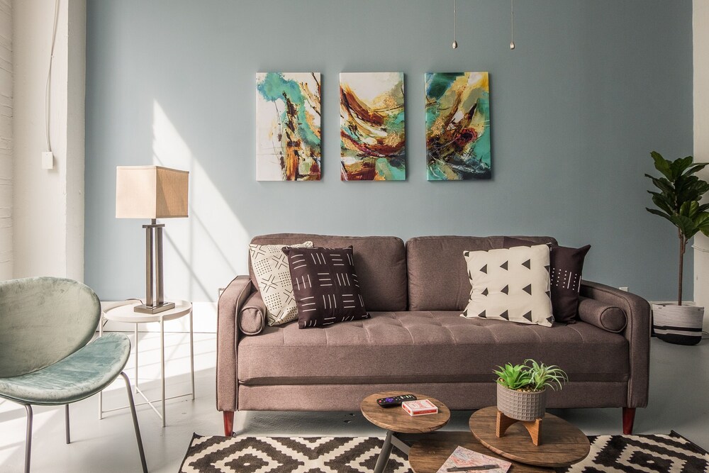 Classic Apartment, 1 Bedroom, Bathtub, City View - Living Room