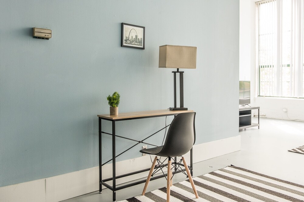 Classic Apartment, 1 Bedroom, Bathtub, City View - Living Area