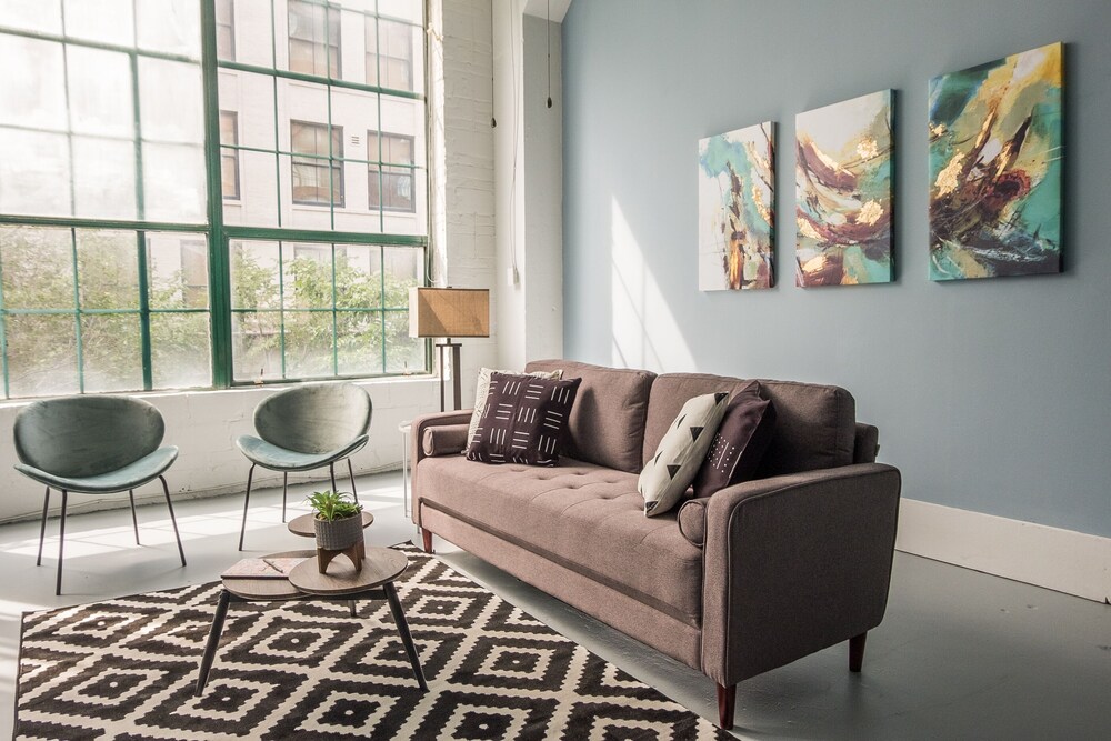 Classic Apartment, 1 Bedroom, Bathtub, City View - Living Room