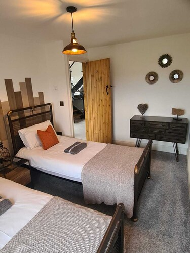 THE WILLOW AT WILLOW BANK, DENSTONE, NEAR ALTON