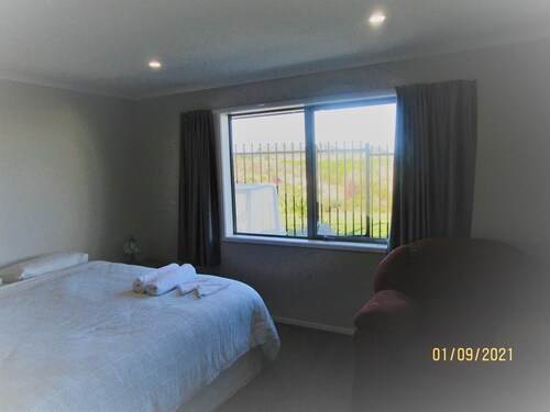 Brand New Paradise In Wharewaka, Sky channels with Sky Sports, WifI,Fully Fenced