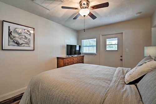 Modern Bungalow w/ Gas BBQ, Short Walk to Downtown