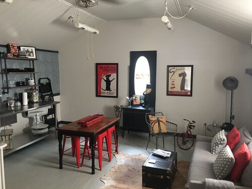 Urban Chic Studio, Private, 1B1B. Belhaven area. Near campus& hospitals.