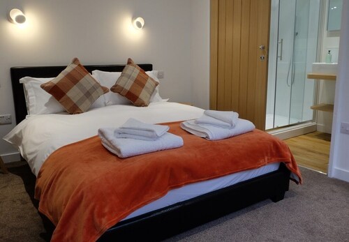 Woodland cottage in The Trossachs close to cycling routes, lochs & hill walks