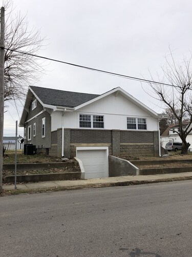 Whole house w/ full basement 3 bdrms 2.5 baths 5 recliners + air mattress space