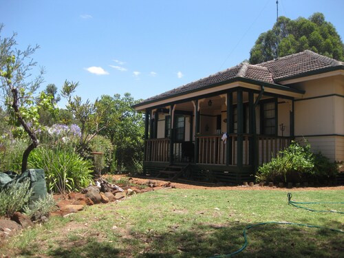 GoldenRose Cottage ,Quiet quaint w' majestic views of the Valley & stars@ night