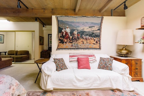 CARAMEL VALLEY SECRET GARDEN HIDEAWAY W/ HEATED BLACK BOTTOM LAGOON POOL