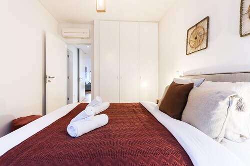 Modern apartment in front of Benfica Stadium, for 6 persons with Wi-Fi and TV