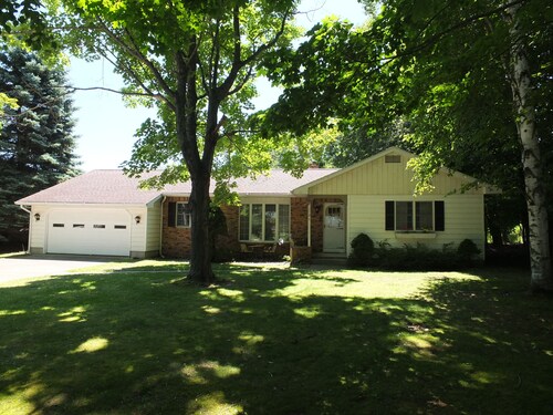 The Maple Cottage - NEW LISTING! HEAR THE WAVES FROM LAKE MICHIGAN!