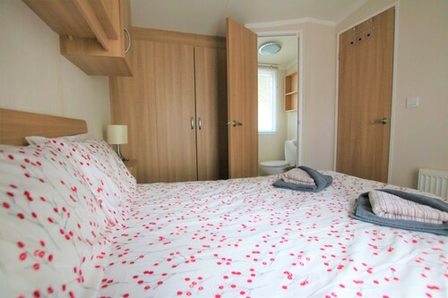 The Retreat - a sandhills caravan that sleeps 4 guests in 2 bedrooms