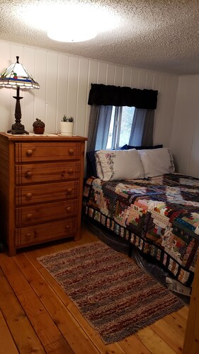 Cozy cabin on the bank of Bear Creek with a hot tub to relax in!
