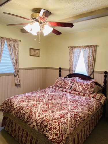 Cute cabin on the river! steps away for hunting! Book Week/Month for discount!!!