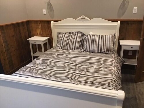 5BR Chalet on 26 Acres, Private Hot Tub, 30 min to Tremblant (426623)