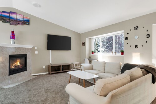 Retreat to Hidden Gem near the Airport & Kincaid Park - Modern and spacious
