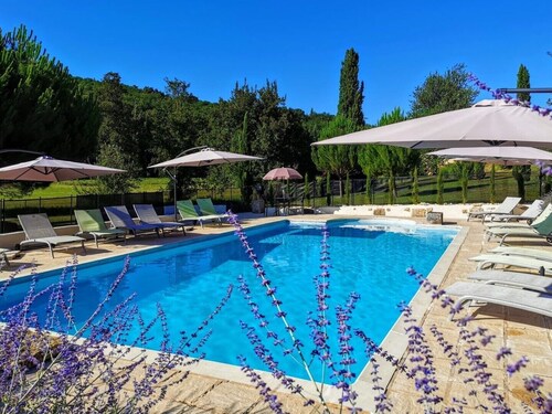 Luxueux gîte 4 étoiles au bord de la rivière situé dans de superbes jardins de 4 acres, piscine, salle de jeux