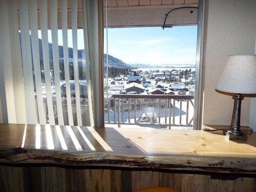 "THE ROUNDHOUSE" IN TOWN/360° LAKE & MTN VIEWS/2 DECKS/ SLED IN & OUT TO TRAILS