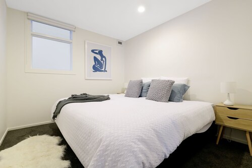 Central Mount Apartment – Quiet and Spacious with Pool and Spa