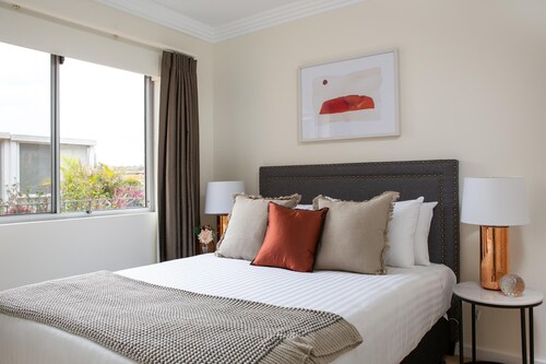 Waterside Mosman Bay Apartment w Stunning Views