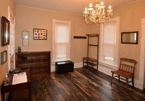 Our historic 140 year old home is a minutes walk to Downtown Flushing