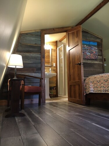 The Pines Cottage: Converted Wood Shop/Lumber Barn