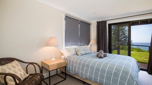 Seaview - Pet Friendly with Stunning Views - 1 Min to Beach